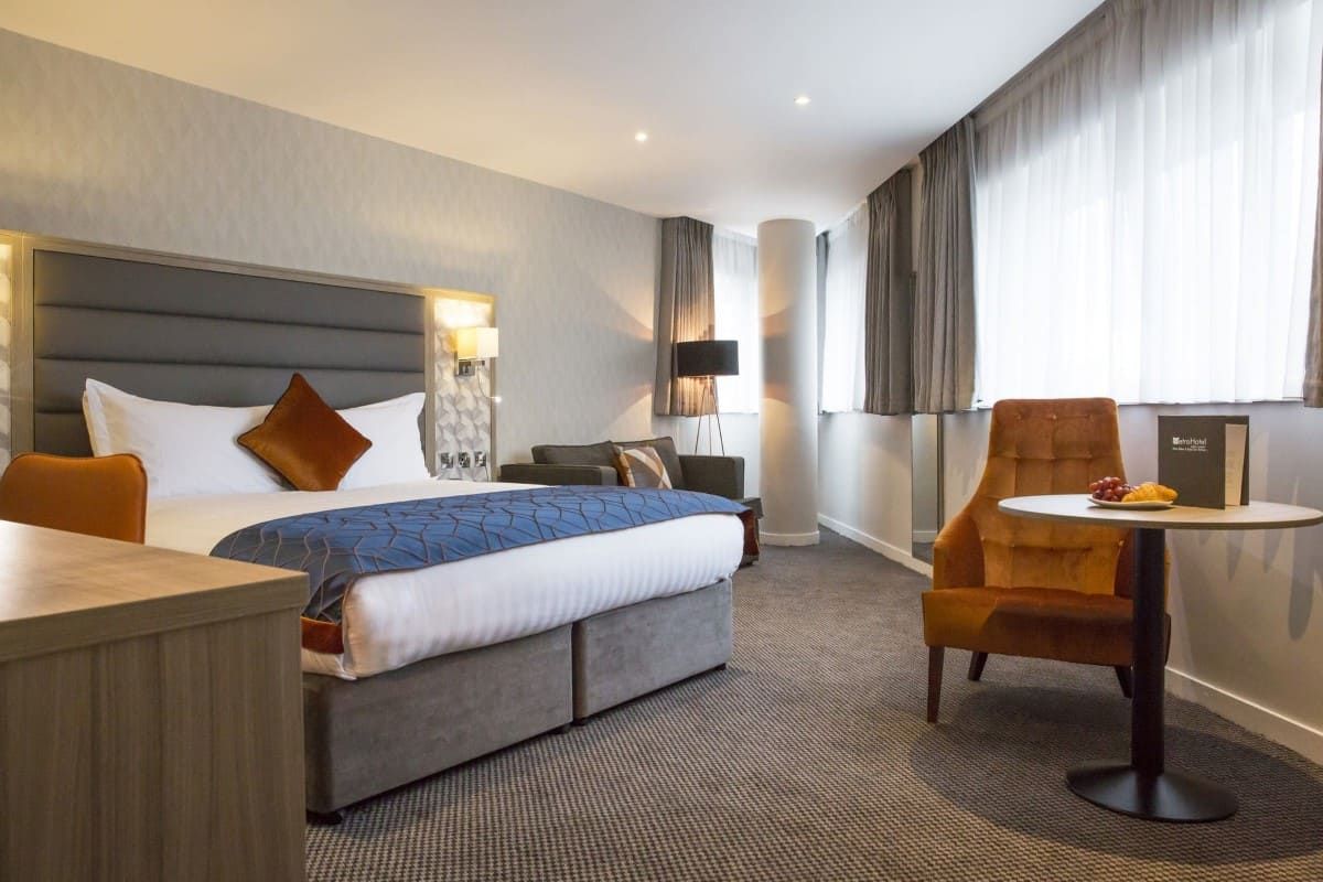 Metro Hotel Suite